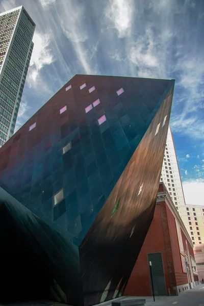 SAN FRANCISCO, États-Unis - 21 SEPT 2010 : Bâtiment du Musée juif contemporain le 21 septembre 2010 à San Francisco. Il a été conçu par Daniel Libeskind et a une superficie de 5900 mètres carrés — Photo