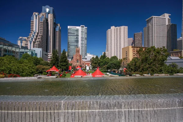 San Francisco, Ca, oss - 22 Sept 2010: Lunch för Oracle Openworld deltagare på Yerba Buena Gardens äng San Francisco på 22 Sept 2010 — Stockfoto