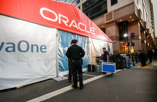 SAN FRANCISCO, CA, USA - SEPT 22, 2010: The JavaOne conference zone at Taylor Street. The road was occupied by large pavilion of  Oracle OpenWorld on Sept 22, 2010 in San Francisco, CA — Stock Photo, Image