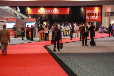 San Francisco, Ca, Amerika Birleşik Devletleri - 22 Eylül 2008: Moscone Kongre Merkezi 22 Eyl, 2008 San Francisco, Ca Oracle Openworld Konferansı ana girişine