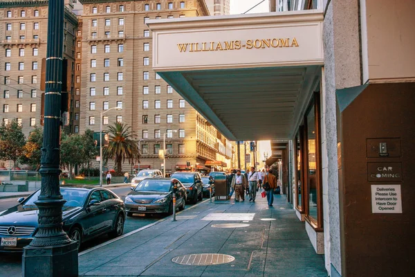 SAN FRANCISCO, USA - 23 settembre 2008: Persone non identificate camminano per la strada del centro fino al negozio Williams-Sonoma a San Francisco il 23 settembre 2008 — Foto Stock