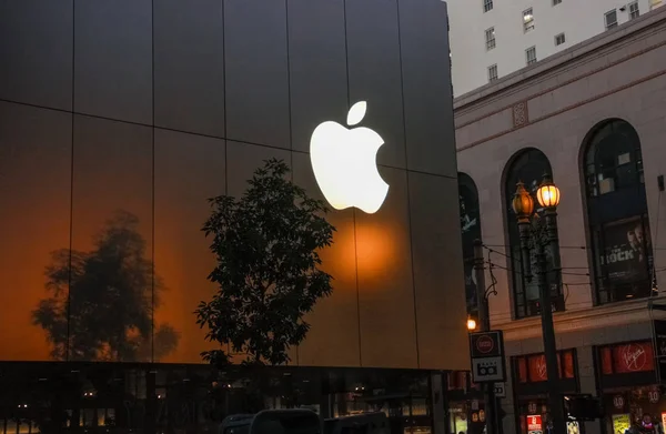 SAN FRANCISCO, USA - 23 settembre 2008: Apple retail shop facade in Stockton street di notte a San Francisco il 23 settembre 2008 . — Foto Stock