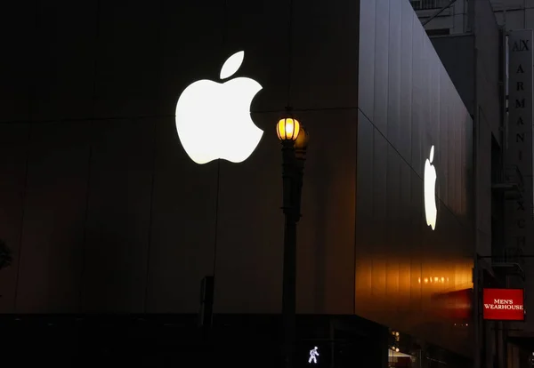 美国旧金山-2008 年 9 月 23 日： 苹果零售店门面斯托克顿街晚上在旧金山在 2008 年 9 月 23 日. — 图库照片