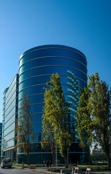 Redwood city, ca, usa - September 24, 2008: oracle högkvarter ligger i redwood city, ca, usa på September 24, 2008. Oracle är ett multinationellt företag för maskinvara och programvara teknik — Stockfoto