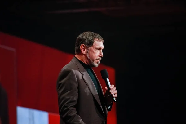SAN FRANCISCO, CA - SEPT 24, 2008: CEO of Oracle Larry Ellison makes his speech at Oracle OpenWorld conference in Moscone center on Sept 24, 2008 — Stock Photo, Image