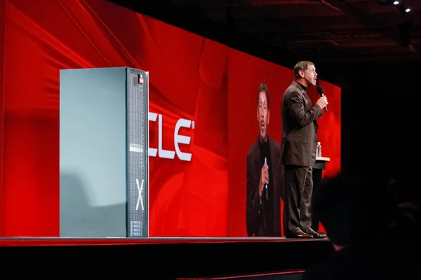 SAN FRANCISCO, CA - SEPT 24, 2008: CEO of Oracle Larry Ellison makes his presentation of new database server Exadata at Oracle OpenWorld conference in Moscone center on Sept 24, 2008 — Stock Photo, Image