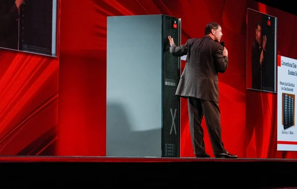 San Francisco, CA-wrz 24, 2008: prezes Oracle Larry Ellison sprawia, że jego Prezentacja nowej bazy danych serwera Exadata na konferencji Oracle OpenWorld w centrum Moscone na 24 września 2008 — Zdjęcie stockowe