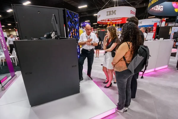 Las vegas, nv - 10. Juni 2013: Teilnehmer hören Standwart am intel-Stand der Ausstellung im Rahmen der Konferenz ibm edge 2013 am 10. Juni 2013 in las vegas, nv — Stockfoto