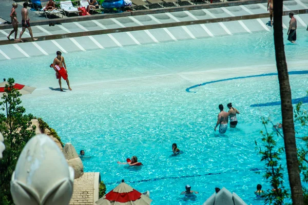 LAS VEGAS, NV - 11 JUIN 2013 : Des gens à la plage artificielle de l'hôtel Mandalay Bay à Las Vegas le 11 juin 2013. Cette piscine à vagues dispose de vagues de deux à quatre pieds à intervalles réguliers — Photo