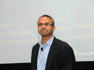San Diego, California - Mart 12, 2007: Microsoft Başkan Yardımcısı iş çözümleri Satya Nadella bir adres Microsoft Convergence Konferansı'na 12 Mart 2007 tarihinde San Diego, Kaliforniya'da sunar