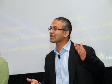 San Diego, California - Mart 12, 2007: Microsoft Başkan Yardımcısı iş çözümleri Satya Nadella bir adres Microsoft Convergence Konferansı'na 12 Mart 2007 tarihinde San Diego, Kaliforniya'da sunar