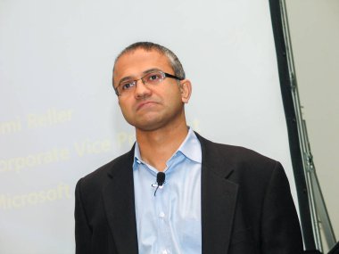 San Diego, California - Mart 12, 2007: Microsoft Başkan Yardımcısı iş çözümleri Satya Nadella bir adres Microsoft Convergence Konferansı'na 12 Mart 2007 tarihinde San Diego, Kaliforniya'da sunar