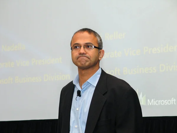 SAN DIEGO, CALIFORNIA - maaliskuu 12, 2007: Microsoft Vice-President of Business Solutions Satya Nadella pitää puheen Microsoftin lähentymiskonferenssissa 12. maaliskuuta 2007 San Diegossa, Kaliforniassa — kuvapankkivalokuva