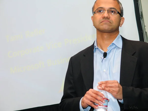 SAN DIEGO, CALIFORNIA - MARCH 12, 2007: Microsoft Vice-President of Business Solutions Satya Nadella delivers an address to Microsoft Convergence conference on March 12, 2007 in San Diego, California — Stock Photo, Image