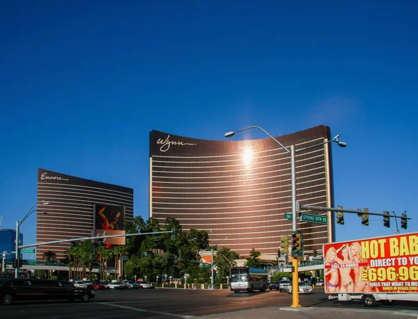 LAS VEGAS, NEVADA, USA - MAY 5, 2009: Working round-the-clock modern Vegas hotels and casinos Wynn and Encore in Las Vegas, Nevada on May 5, 2009. — Stock Photo, Image
