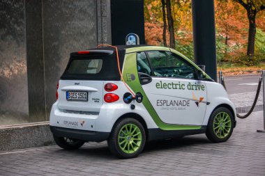 Berlin, Almanya - 12 Ekim 2010: 12 Ekim 2010 tarihinde bir şarj istasyonu, Berlin, Almanya, elektrikli araba. Hükümet tarafından 2022 ülkede 1 milyon elektrikli arabalar almak için planlar