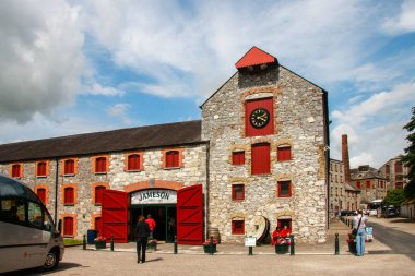 Cork, İrlanda - 20 Haziran 2008: jameson mirası Merkezi midleton co Cork, 12 mil doğusunda cork city ana cork waterford yolda. eski midleton damıtım Müzesi İrlanda viski olduğunu.