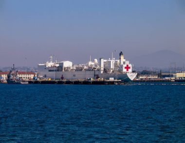 San Diego, Kaliforniya, bize - 16 Mart 2007: Donanma Hastanesi gemi San Diego Körfezi insafına. Merhamet, şimdi deniz ambulans Amerika Birleşik Devletleri Donanması tarafından kullanılan dönüştürülmüş San Clemente sınıf supertanker olacaktır. 12 tam donanımlı çalışma tiyatro içerir