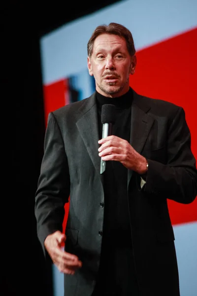 SAN FRANCISCO, CA - SEPT 19, 2010: CEO of Oracle Larry Ellison makes his speech at Oracle OpenWorld conference in Moscone center on Sep 19, 2010. He is the third in the Forbes list of richest US persons — Stock Photo, Image