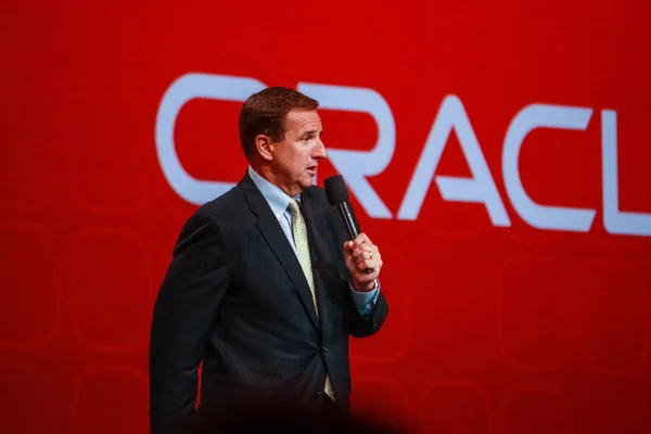 SAN FRANCISCO, CA - SEP 22, 2010: Oracle president Mark Hurd makes speech at Oracle OpenWorld conference in Moscone center on Sep 22, 2010. It was his first public event since shameful firing from HP's CEO — Stock Photo, Image