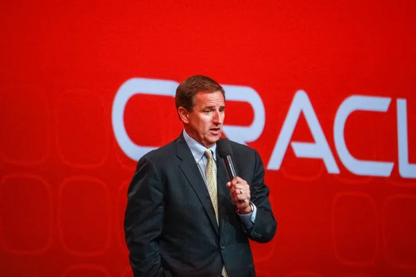 САН-ФРАНЦИСКО, Калифорния - 22 сентября 2010 года: Президент Oracle Марк Хёрд выступил на конференции Oracle OpenWorld в московском центре 22 сентября 2010 года. Это было его первое публичное мероприятие после позорного увольнения генерального директора HP — стоковое фото