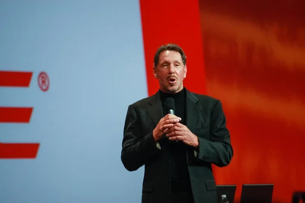 SAN FRANCISCO, CA - SEP 22, 2010: El CEO de Oracle Larry Ellison hace su discurso en la conferencia Oracle OpenWorld en el centro Moscone el 22 de septiembre de 2010. Él es el tercero en la lista de Forbes de las personas más ricas de Estados Unidos — Foto de Stock