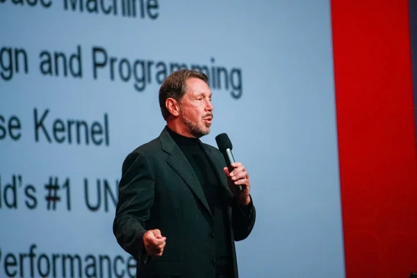 SAN FRANCISCO, CA - SEP 22, 2010: CEO of Oracle Larry Ellison makes his speech at Oracle OpenWorld conference in Moscone center on Sep 22, 2010. He is the third in the Forbes list of richest US persons — Stock Photo, Image