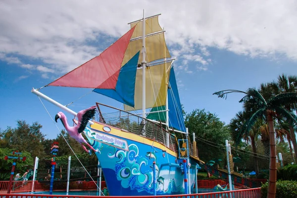 ORLANDO, FL, USA - MARCH 14, 2008: Children entertainment boat The Wahoo Two in adventure park Sea World in Orlando, USA on March 14, 2008 — Stock Photo, Image
