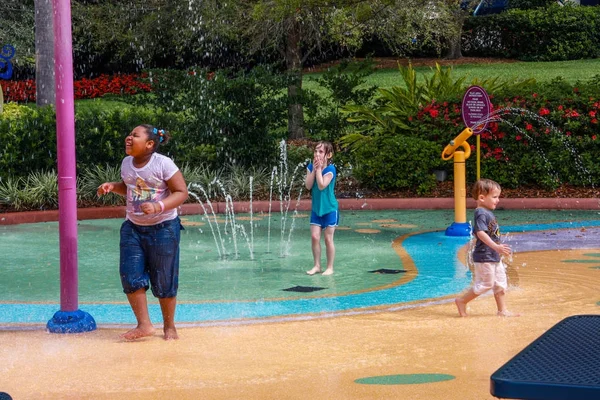 Orlando, Fl, Verenigde Staten - 14 maart 2008: Kinderen water bestrooi entertainment speeltuin in avonturenpark Sea World in Orlando, Usa op 14 maart 2008 — Stockfoto