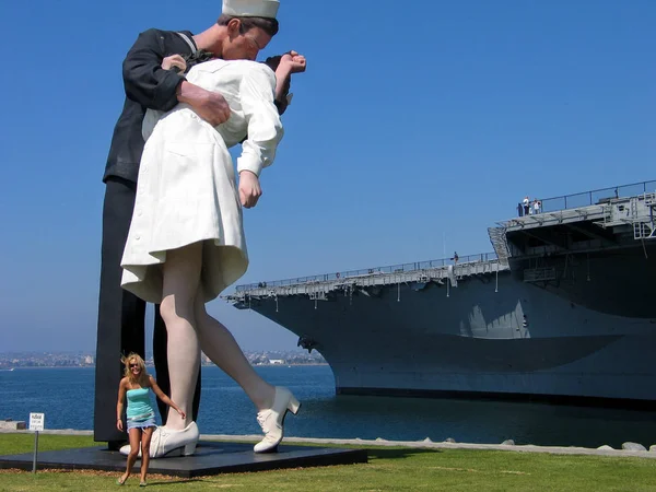 SAN DIEGO, CALIFORNIA, EUA - 15 de março de 2007: Escultura de beijar marinheiro e menina com base na famosa foto da Segunda Guerra Mundial no porta-aviões Midway Museum em San Diego Califórnia, EUA, em 15 de março de 2007 — Fotografia de Stock