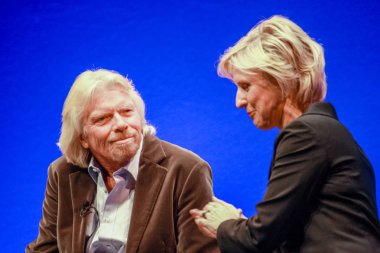 Frankfurt, Almanya - 17 Mayıs 2010: Richard Branson, kurucu ve Başkan Virgin grubu onun keynote vasıl Sapphire Konferansı Sap Sap moderatör cevap, May 17, 2010 şirket