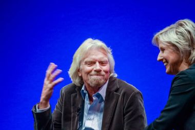 Frankfurt, Almanya - 17 Mayıs 2010: Richard Branson, kurucu ve Başkan Virgin grubu onun keynote vasıl Sapphire Konferansı Sap Sap moderatör cevap, May 17, 2010 şirket