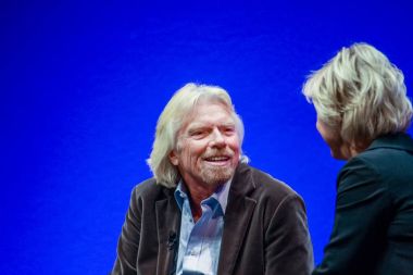 Frankfurt, Almanya - 17 Mayıs 2010: Richard Branson, kurucu ve Başkan Virgin grubu onun keynote vasıl Sapphire Konferansı Sap Sap moderatör cevap, May 17, 2010 şirket