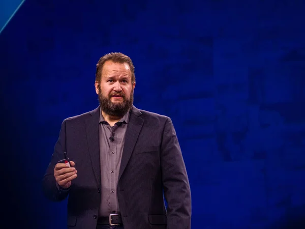 BERLIN, GERMANY - NOV 14, 2017: NetApp Chief Product Officer Dan Berg  makes speech at NetApp Insight 2017 conference in Berlin, Germany on Nov 14, 2017. — Stock Photo, Image