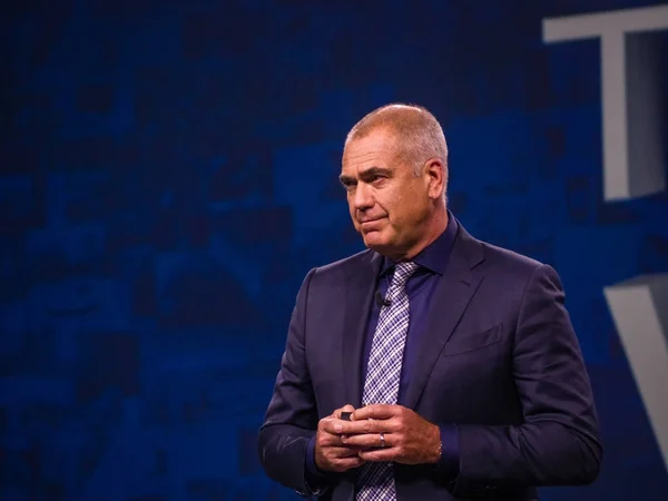 BERLIN, ALLEMAGNE - 13 NOV 2017 : Henri Richard, vice-président de NetApp Worldwide Field and Customer Operations, prononce un discours lors de la conférence NetApp Insight 2017 à Berlin, en Allemagne, le 13 novembre 2017 . — Photo