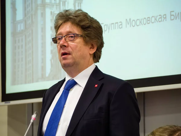 MOSCÚ, RUSIA - 22 de noviembre de 2017: Alexander Afanasiev, CEO de Moscow Exchange, habla en el foro sobre el potencial de inversión del mercado ruso de TI en Moscú, Rusia, el 22 de noviembre de 2017 — Foto de Stock