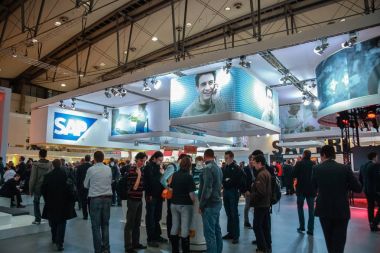 Hannover, Almanya - 2 Mart 2010: Sap Booth şirket CeBIT bilgi teknoloji ticaret fuarında Hannover, Almanya Mart 2, 2010