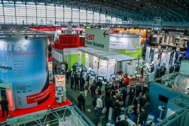 Hannover, Almanya - 2 Mart 2010: Hall 2 CeBIT bilgi teknoloji ticaret fuarında Hannover, Almanya Mart 2, 2010