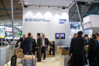 Hannover, Almanya - 2 Mart 2010: Sap Booth şirket CeBIT bilgi teknoloji ticaret fuarında Hannover, Almanya Mart 2, 2010