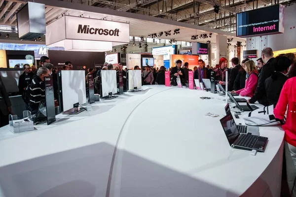 HANNOVER, ALEMANHA - MARÇO 2, 2010: Estande da empresa Microsoft na feira de tecnologia da informação CeBIT em Hannover, Alemanha, em 2 de março de 2010 — Fotografia de Stock