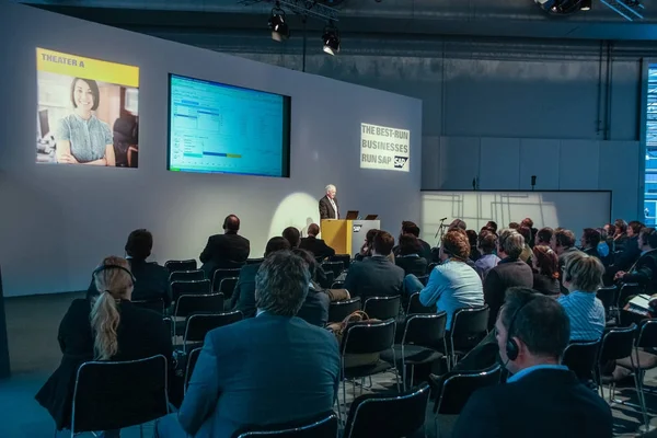 HANNOVER, GERMANY - MARCH 2, 2010: Attendees listen speaker of SAP company at CeBIT information technology trade show in Hannover, Germany on March 2, 2010 — Stock Photo, Image