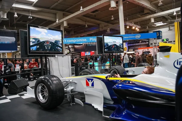 Hannover, Tyskland - 2 mars, 2010: Man kör datoriserade utbildning simulator monter baserat på racing bil på Cebit mässan i Hannover, Tyskland den 2 mars, 2010 — Stockfoto