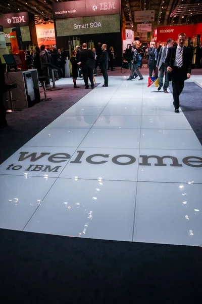 Hannover, deutschland - 2. märz 2010: eintritt auf das firmengelände der ibm auf der informationstechnologie-messe cebit in hannover am 2. märz 2010 — Stockfoto