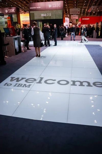 Hannover, deutschland - 2. märz 2010: eintritt auf das firmengelände der ibm auf der informationstechnologie-messe cebit in hannover am 2. märz 2010 — Stockfoto