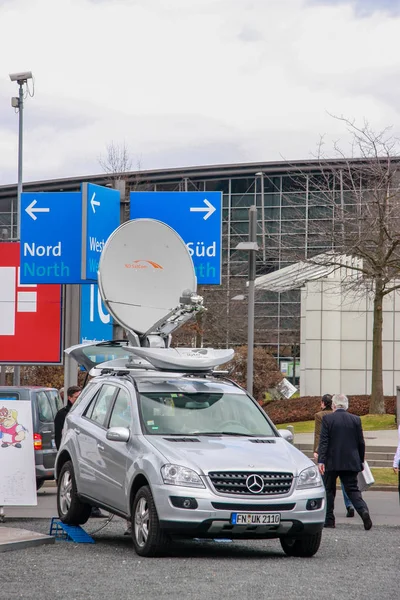 Hannover, deutschland - 3. märz 2010: mobiles fernmeldeauto mit nd satcom skyray light 1200 antenne montiert auf mercedes auto auf der cebit in hannover, deutschland am 3. märz 2010 — Stockfoto