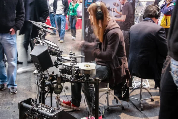 Hannover, Duitsland - 3 maart 2010: Amateur drummers spelen op Roland drums ingesteld op V-Drums-Funpark gebied op Cebit beurs in Hannover, Duitsland op 3 maart 2010 — Stockfoto