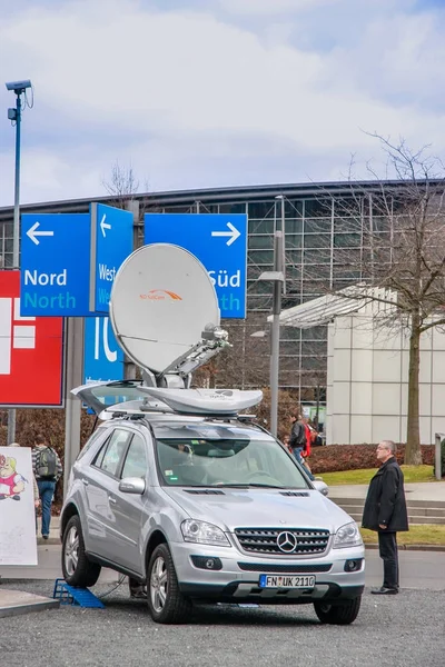 Hannover, deutschland - 3. märz 2010: mobiles fernmeldeauto mit nd satcom skyray light 1200 antenne montiert auf mercedes auto auf der cebit in hannover, deutschland am 3. märz 2010 — Stockfoto