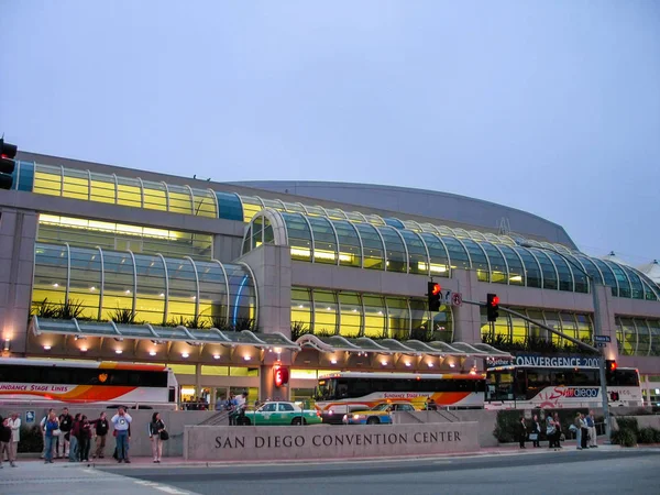 SAN DIEGO, CALIFORNIA, US - MARCH 14, 2007: People outside the San Diego Convention Center in San Diego California, US on March 14, 2007. It is located at downtown San Diego near the Gaslamp Quarter — Stock Photo, Image