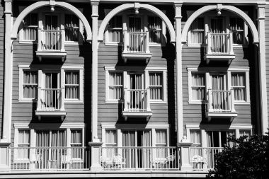 Beyaz sandalyeli ve masalı balkon ve teras