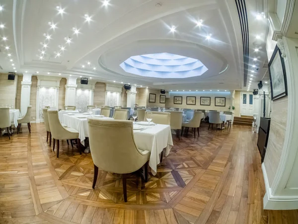 Moskva, Ryssland - 31 maj 2017: Interiör av lyx restaurang Aragvi i Moskva den 31 maj 2017. Restaurangen grundades 1930 av USSREN Nkvd minister Lavrentiy Beria. Nu har det 9 salar — Stockfoto